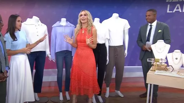Robe midi en dentelle à chevrons Karen Millen portée par Chassie Post comme on le voit dans Aujourd’hui le 28 août 2025