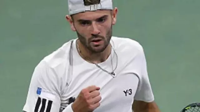 Camiseta blanca de Jacob Fearnley en Roberto Bautista Agut vs. Jacob Fearnley Highlights | Ronda 1 del US Open 2025