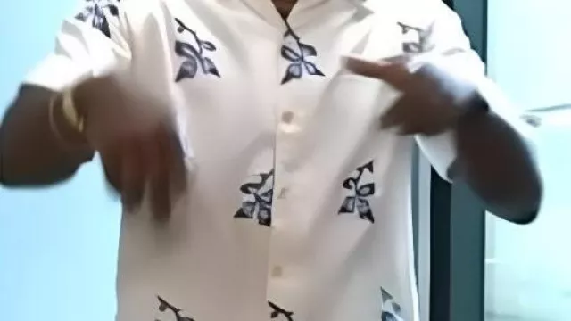 Chemise de camp à imprimé floral portée par Scott Evans dans Access Hollywood 2025