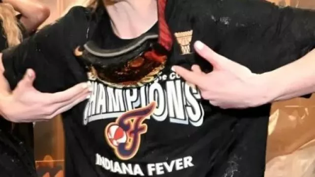 Camiseta negra de Campeones usada por Caitlin Clark en la Copa del Comisionado de la WNBA 2025