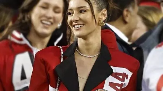 San Francisco 49ERS Kristin Juszczyk Blazer en #49ers FB La esposa de Kyle Juszczyk, Kristin, hizo esta chaqueta para que Taylor Swift la use esta noche ????????