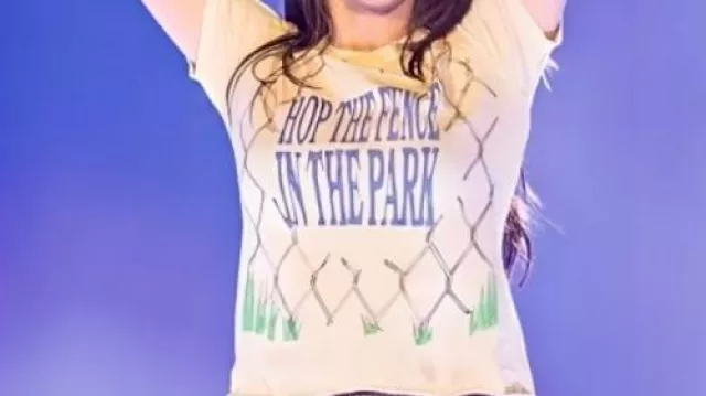 Camiseta Hop The Fence In The Park usada por Olivia Rodrigo en el Festival de Roskilde 2025