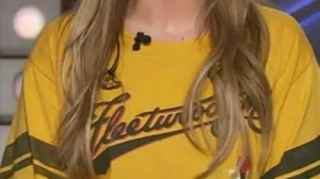 Chemise Fleetwood Mac jaune portée par Kelly Clarkson dans The Kelly Clarkson Show