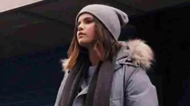 Only Murders in the Building Selena Gomez Chaqueta gris con capucha usada por Mabel Mora (Selena Gomez) como se ve en Only Murders in the Building (S02)