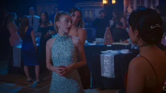 Robe dos nu perlée Adrianna portée par Paige (Madison Brydges) comme on le voit dans Ma vie avec les Walter Boys (S02E05)