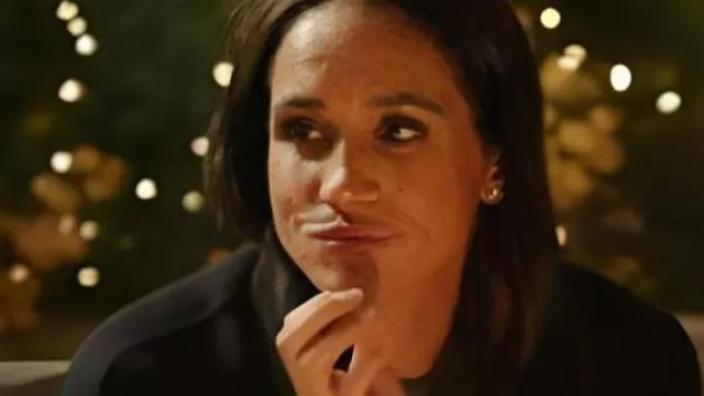 With Love Meghan Manteau noir ceinturé porté par Self (Meghan Markle) comme on le voit dans With Love, Meghan (S02E03)