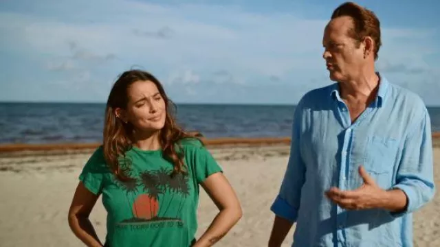 Mother The Lil Sinful Tee porté par le Dr Rosa Campesino (Natalie Martinez) comme on le voit dans Bad Monkey (S01E09)