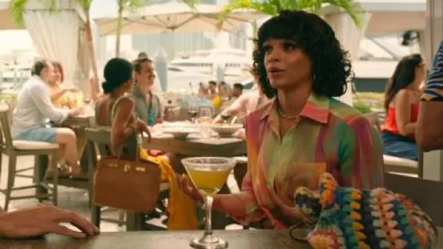 Camisa Le Superbe Sunset Tower Tuck usada por Mel Campesino (Gizel Jiménez) como se ve en Bad Monkey (S01E10)