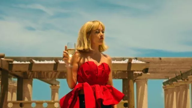 Haut bustier Alexander McQueen porté par Eve Stripling (Meredith Hagner) comme on le voit dans Bad Monkey (S01E10)