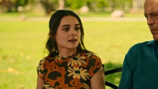 Nanushka Nilo Floral Print Cropped T Shirt porté par Caitlin (Charlotte Lawrence) comme on le voit dans Bad Monkey (S01E10)