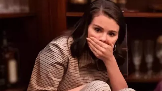Polo a cuadros Only Murders In The Building usado por Mabel Mora (Selena Gomez) como se ve en Only Murders in the Building (S05E01)