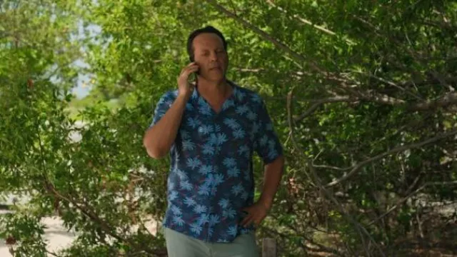 Camisa de botones de manga corta con estampado de palmeras Faherty Kona usada por Andrew Yancy (Vince Vaughn) como se ve en Bad Monkey (S01E10)