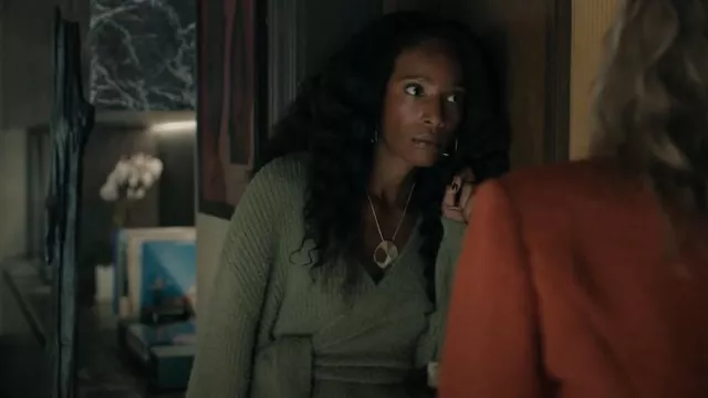 Cardigan portefeuille Zara porté par Aleesha (Zainab Johnson) comme on le voit dans Upload (S04E01)