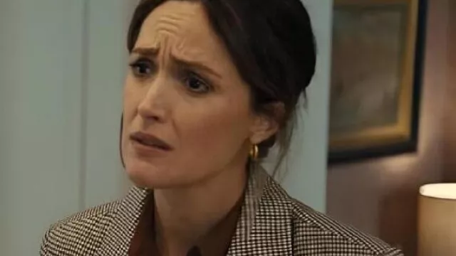 Blazer a cuadros platónico usado por Sylvia (Rose Byrne) como se ve en Platónico (S02E05)