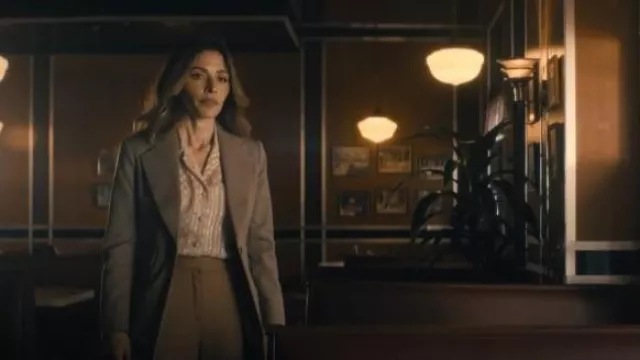 Blazer Banana Republic Lido porté par le Dr Gabriela Torabi (Sarah Shahi) vu au Paradis (S01E06)