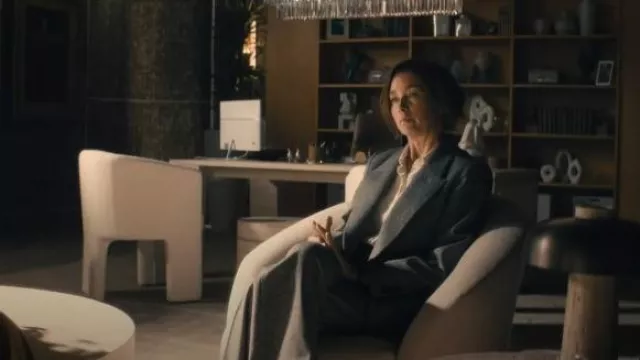 Stella McCartney Blazer oversize en laine porté par Samantha 'Sinatra' Redmond (Julianne Nicholson) comme on le voit dans Paradise (S01E06)