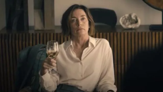 Vince Slim Fitted Silk Blouse porté par Samantha 'Sinatra' Redmond (Julianne Nicholson) comme on le voit dans Paradise (S01E06)