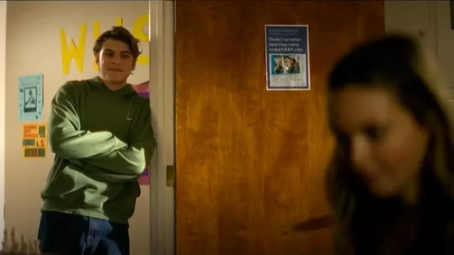 Sudadera con capucha Nike usada por Charlie Cooper (William Lipton) como se ve en The Runarounds (S01E01)