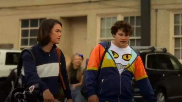 DTLR Preme Ojos De Gato Tee usada por Pete Antuna (Máximo Salas) como se ve en The Runarounds (S01E01)