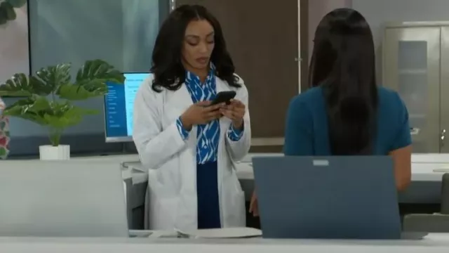 Elie Tahari Pantalon large à boucle Inez en bleu Daphne porté par Madison Montgomery (Kenjah) comme on le voit dans Beyond the Gates (S01E122)