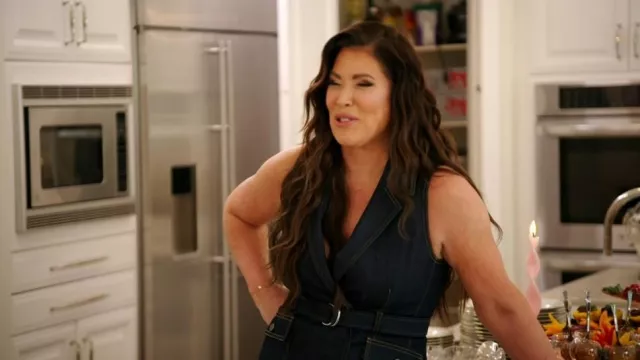 Cinq à Sept Jenessa Robe en jean sans manches portée par Emily Simpson comme on le voit dans The Real Housewives of Orange County (S19E08)