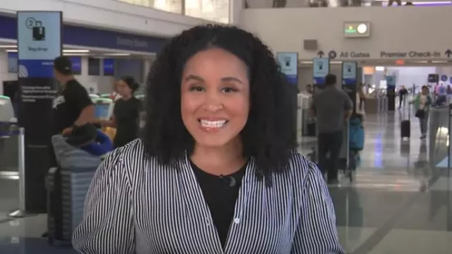 T Tahari Short Sleeve Airflow Blouse porté par Elise Preston comme on le voit dans CBS Evening News le 1er septembre 2025