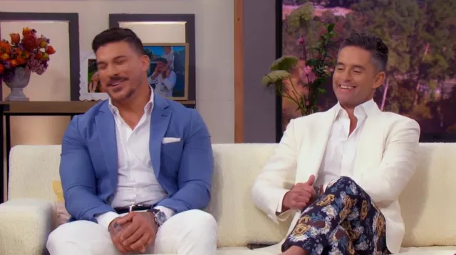 Pantalon habillé à fleurs Lars Amadeus porté par Jesse Lally comme on le voit dans The Valley (S02E16)