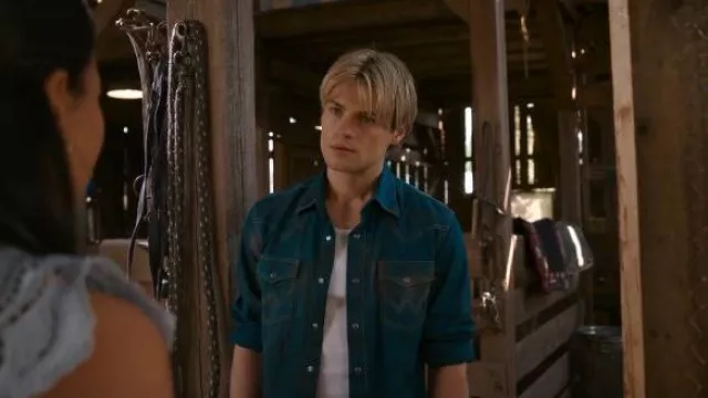Camisa occidental Wrangler de manga larga sólida con broches usada por Cole Walter (Noah LaLonde) como se ve en Mi vida con los Walter Boys (S02E01)