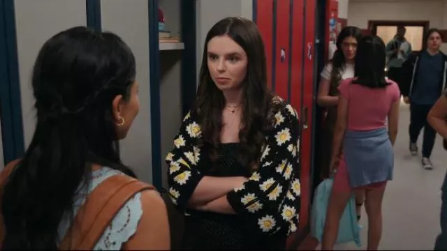 Volcom Daised Daze Shrug Sweater Cardigan porté par Grace (Ellie O’Brien) comme on le voit dans Ma vie avec les Walter Boys (S02E01)
