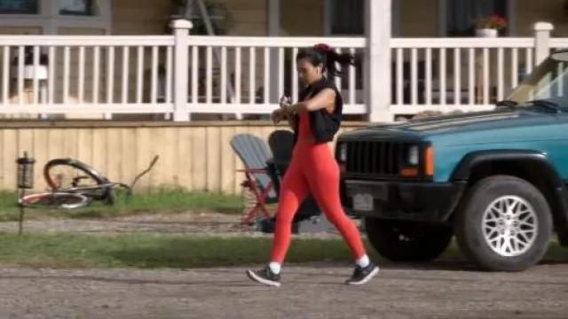 Le gusta usar Jackie Howard (Nikki Rodríguez) como se ve en Mi vida con los Walter Boys (S02E04)
