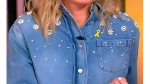 Camisa de mezclilla adornada con cuentas usada por Sara Haines en The View 2025