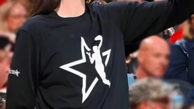 Sudadera con estampado de estrellas negras de Indiana Fever usada por Caitlin Clark