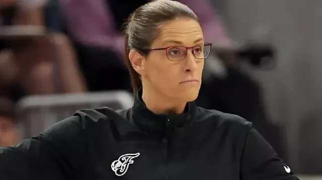 Ce sweat-shirt porté par Stephanie White lors de la disponibilité médiatique d’avant-match de Stephanie White aux Golden State Valkyries | 31 août 2025