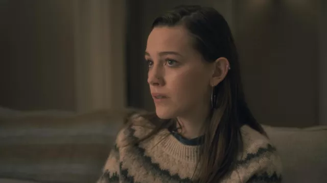 Pull rayé porté par Nell Crain (Victoria Pedretti) comme on le voit dans les tenues de la série télévisée The Haunting of Hill House (S01E02)