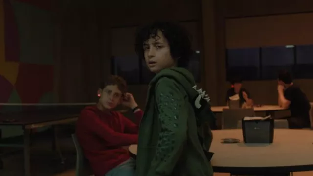 Chaqueta con capucha y cremallera H&M Applique usada por Avery Dixon (Viggo Hanvelt) como se ve en The Institute (S01E03)