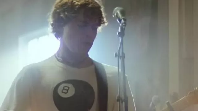 La camiseta de 8 bolas Runarounds usada por (William Lipton) como se ve en The Runarounds (S01E01)