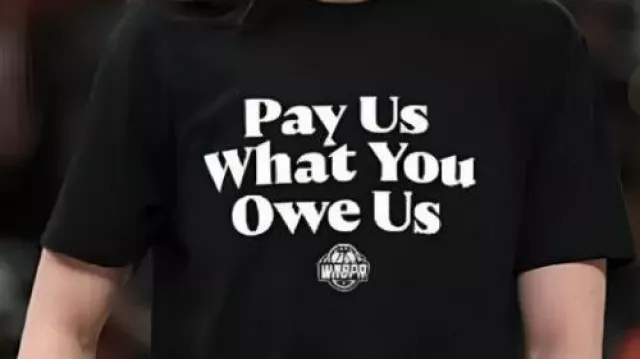 Páguenos lo que nos debe Camiseta negra usada por Caitlin Clark en la WNBA