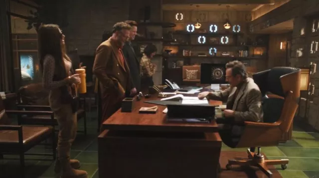 UGG Classic Dipper Boot portée par Maya Mason (Kathryn Hahn) comme on le voit dans The Studio (S01E01)