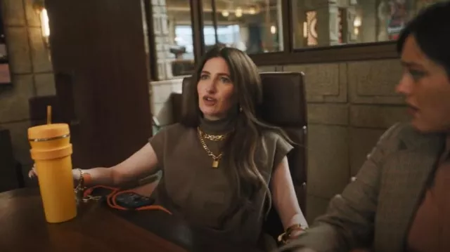 Fear of God Essentials Sweat-shirt sans manches à col montant porté par Maya Mason (Kathryn Hahn) comme on le voit dans The Studio (S01E01)