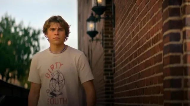 T-shirt Imogene et Willie Dirty South porté par Charlie Cooper (William Lipton) comme on le voit dans The Runarounds (S01E02)