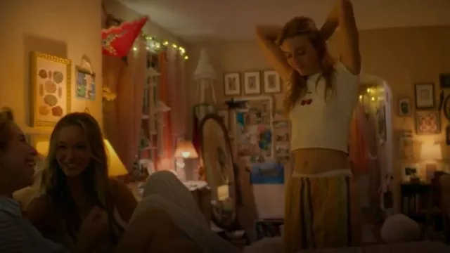 T-shirt Tyler McGillivary Cherry porté par Ruthie Bender (Marley Aliah) comme on le voit dans The Runarounds (S01E03)