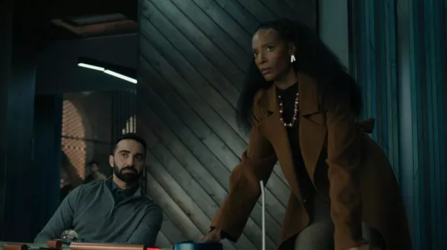 Collar de cuentas de resina burdeos de Zara usado por Aleesha (Zainab Johnson) como se ve en Upload (S04E04)