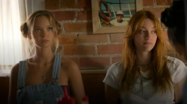 Salopette en denim vintage Levi’s portée par Sophia Kinney (Lilah Pate) comme on le voit dans The Runarounds (S01E03)