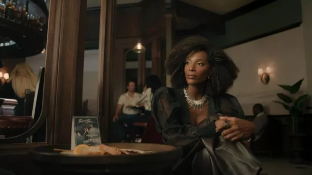 Collar de gargantilla de metal Zara usado por Aleesha (Zainab Johnson) como se ve en Upload (S04E04)
