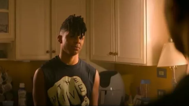 Camiseta "Mano Hives" de The Hives usada por Bez Willis (Zende Murdock) como se ve en The Runarounds (S01E04)
