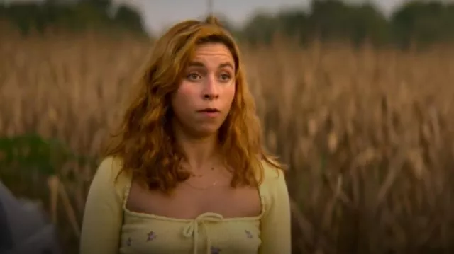 Suéter de gofres Guizio Home Sweet Home usado por Amanda (Kelley Pereira) como se ve en The Runarounds (S01E05)