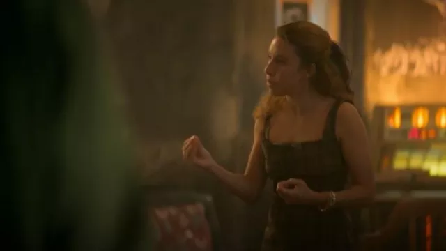 Robe Miaou Laced Ginger portée par Amanda (Kelley Pereira) comme on le voit dans The Runarounds (S01E07)