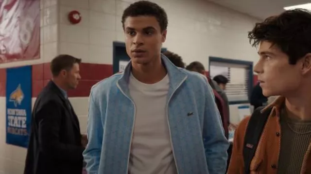 Chaqueta de chándal con rayas con monograma con logo Lacoste usada por Dylan (Kolton Stewart) como se ve en Mi vida con los Walter Boys (S02E08)