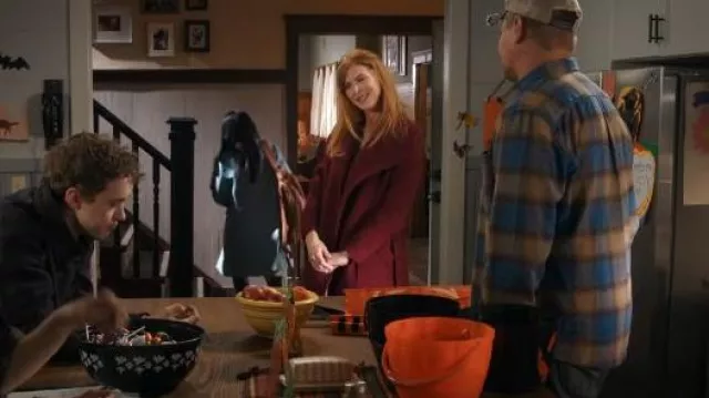 Abrigo cruzado con cuello chal Sentaler usado por Katherine Walter (Sarah Rafferty) como se ve en Mi vida con los Walter Boys (S02E09)