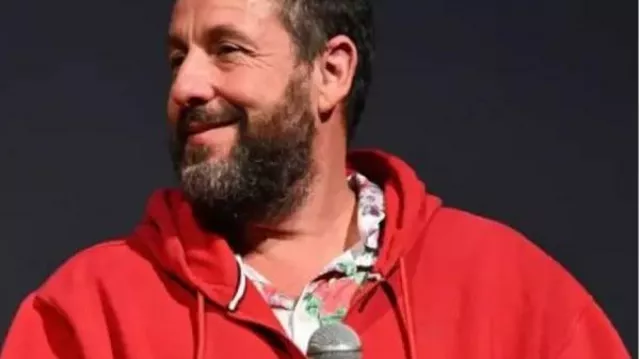 Sudadera con capucha roja del Festival de Cine de Telluride 2025 de Adam Sandler